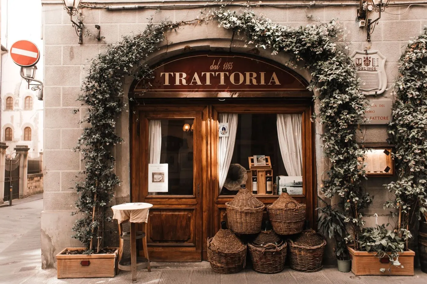 La sala, legno e luce calda